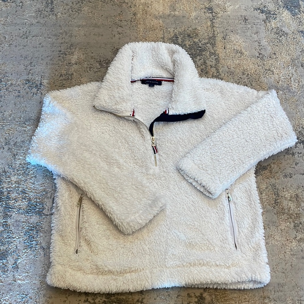White sweater Tommy Hilfiger teddy sherpa. Size Medium. Great condition.